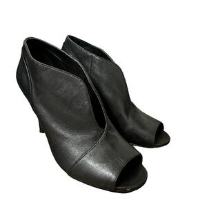 Nine West Heels.  Size 8. Black.‎